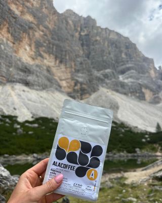 ☕✨ „Espresso směs, která chutná dobře všude – i ve výšce. Ala Coffee – energie, co má styl“