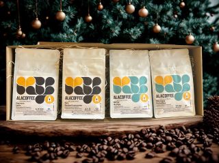 Hledáte něco voňavého pod stromeček? 🌲 U nás najdete hotové balíčky s naší kávou, čajem a sirupama od Sichrovky –...